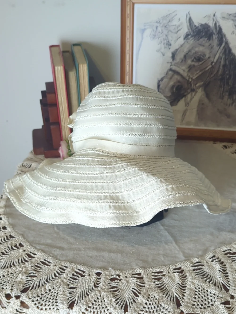 Vintage Y2K Ivory Wide Brim Sun Hat, Wired Adjustable Brim Romantic Garden Party - Picture 5 of 12